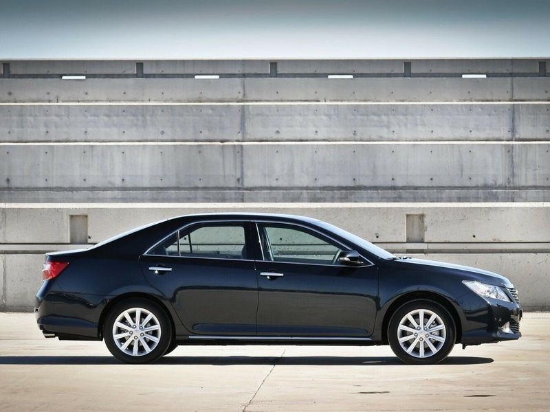 Toyota Camry سابعاً (XV50)، سيدان — منظر من الجانب الأيمن