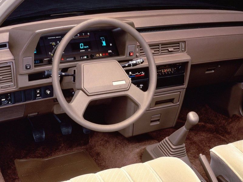 Toyota Camry I (V10)، سيدان — منطقة السائق