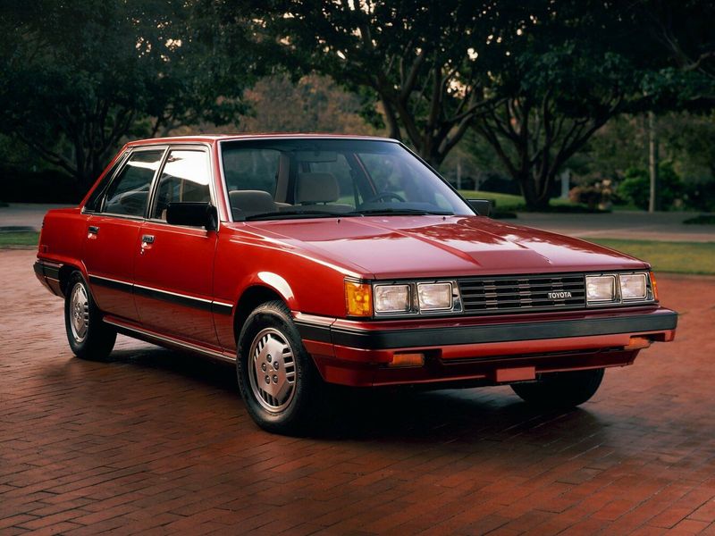 Toyota Camry I (V10)، سيدان — منظر أمامي أيمن