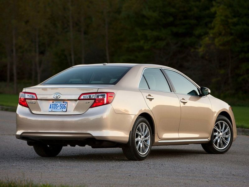 Toyota Camry سابعاً (XV50)، سيدان US Market — منظر خلفي أيمن