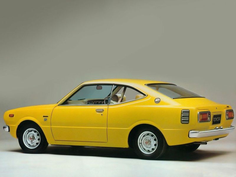 Toyota Corolla III (E30، E40، E50، E60)، ليفتباك — منظر خلفي أيمن