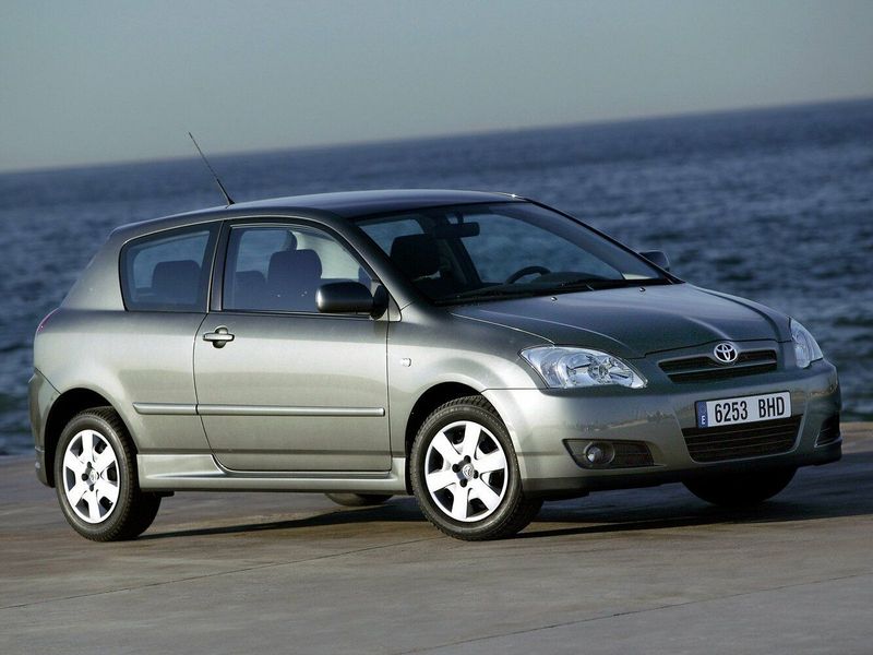 Toyota Corolla عملية فيس ليفت IX (E120، E130)، هاتشباك 3 أبواب — منظر أمامي أيمن
