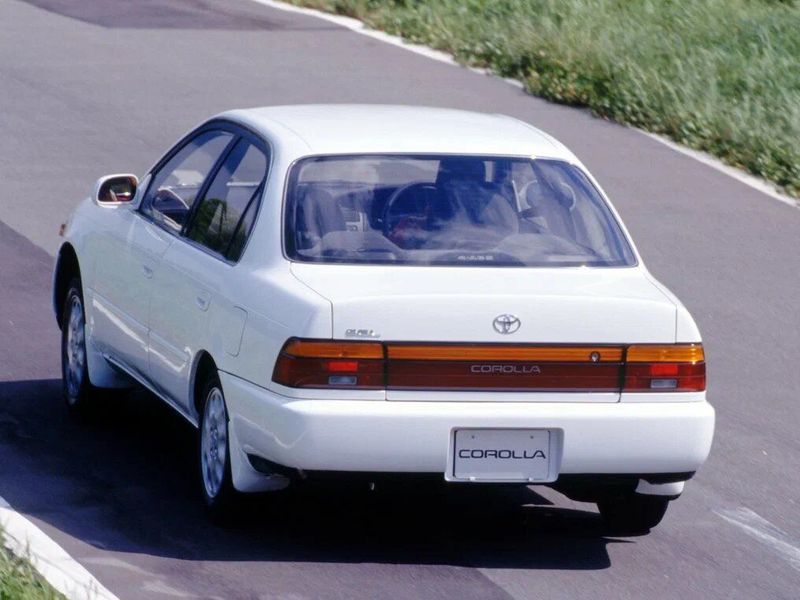Toyota Corolla سابعاً (E100)، سيدان — منظر خلفي أيسر
