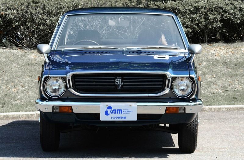 Toyota Corolla III (E30، E40، E50، E60)، سيدان — منظر أمامي