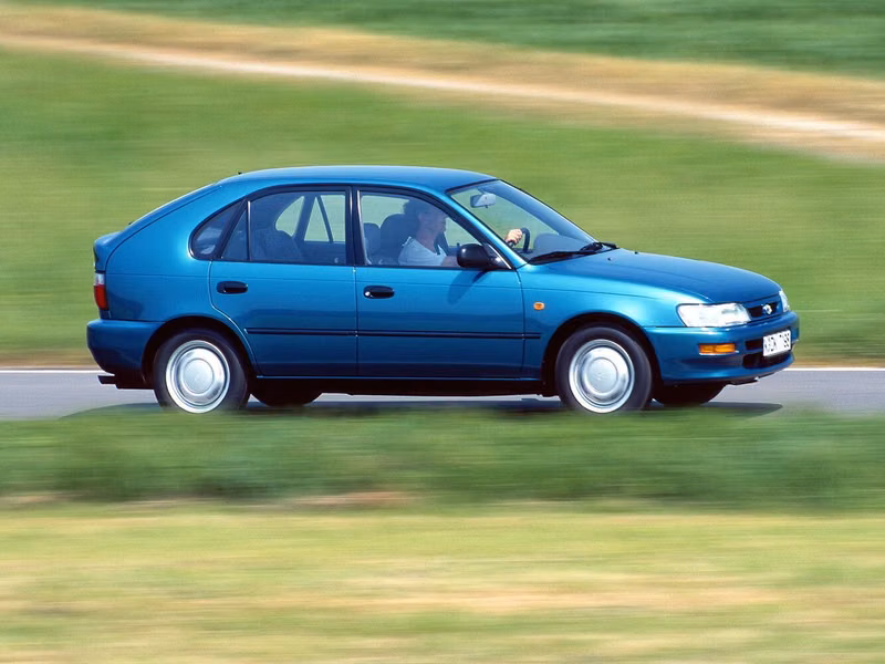 Toyota Corolla سابعاً (E100)، هاتشباك 5 أبواب — منظر من الجانب الأيسر