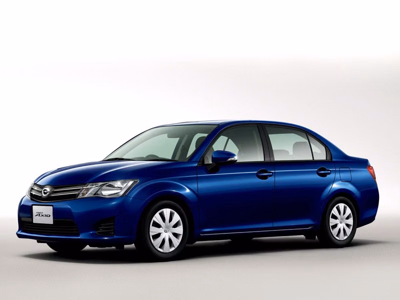 Toyota Corolla XI (E160، E170، E180)، سيدان Axio — منظر أمامي أيمن