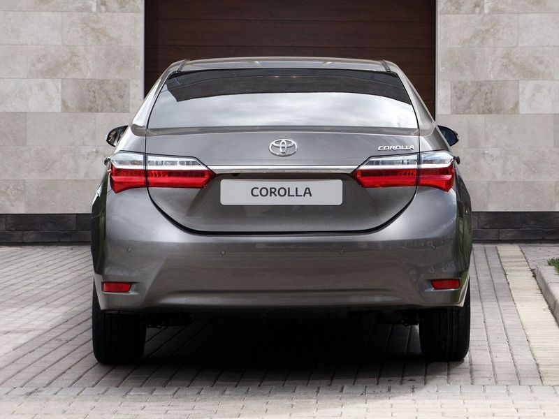 Toyota Corolla XI (E160, E170, E170, E180) فيس ليفت 1، سيدان — منظر خلفي