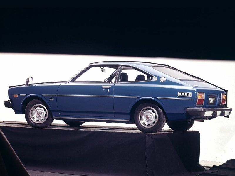 Toyota Corolla III (E30، E40، E50، E60)، كوبيه — منظر من الجانب الأيسر