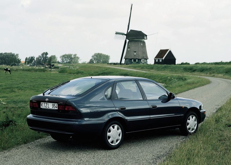 Toyota Corolla سابعاً (E100)، ليفتباك Liftback — منظر خلفي أيمن