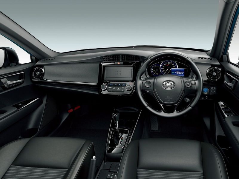 Toyota Corolla XI (E160، E170، E180)، سيدان Axio — لوحة القيادة
