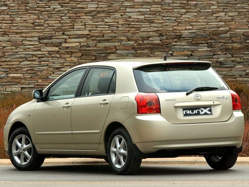 Toyota Corolla عملية فيس ليفت IX (E120، E130)، هاتشباك 5 أبواب Runx — منظر خلفي أيمن