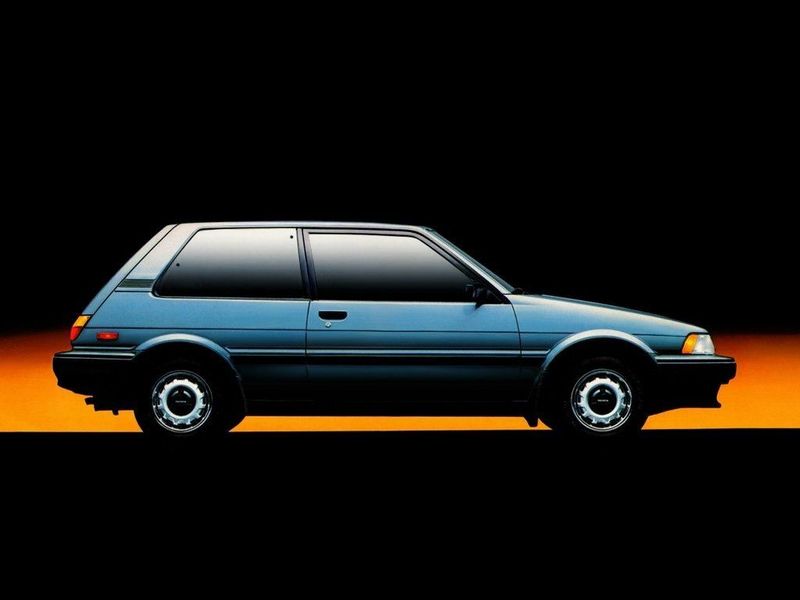 Toyota Corolla V (E80)، هاتشباك 3 أبواب FX — منظر من الجانب الأيسر