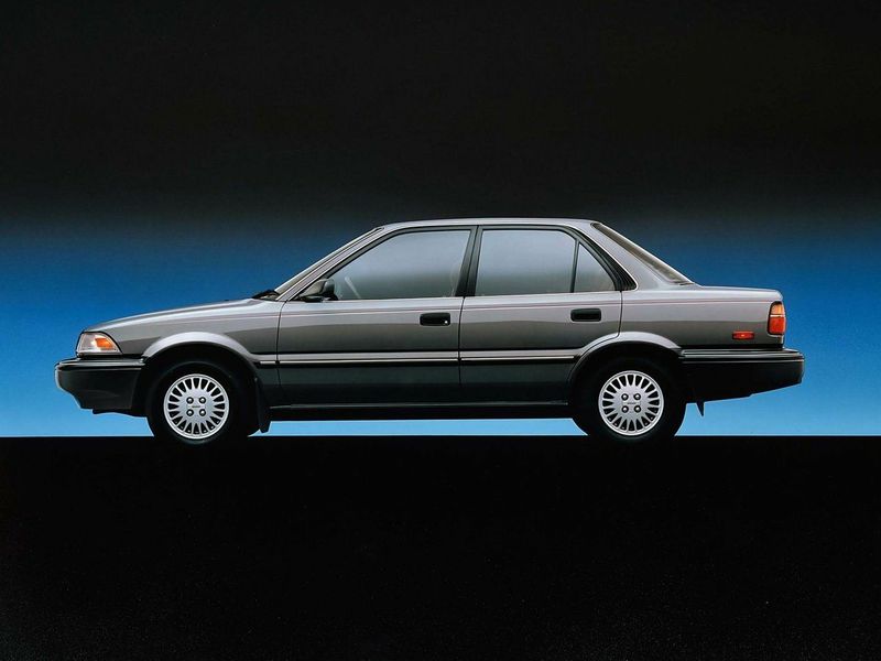 Toyota Corolla السادس (E90)، سيدان — منظر من الجانب الأيسر