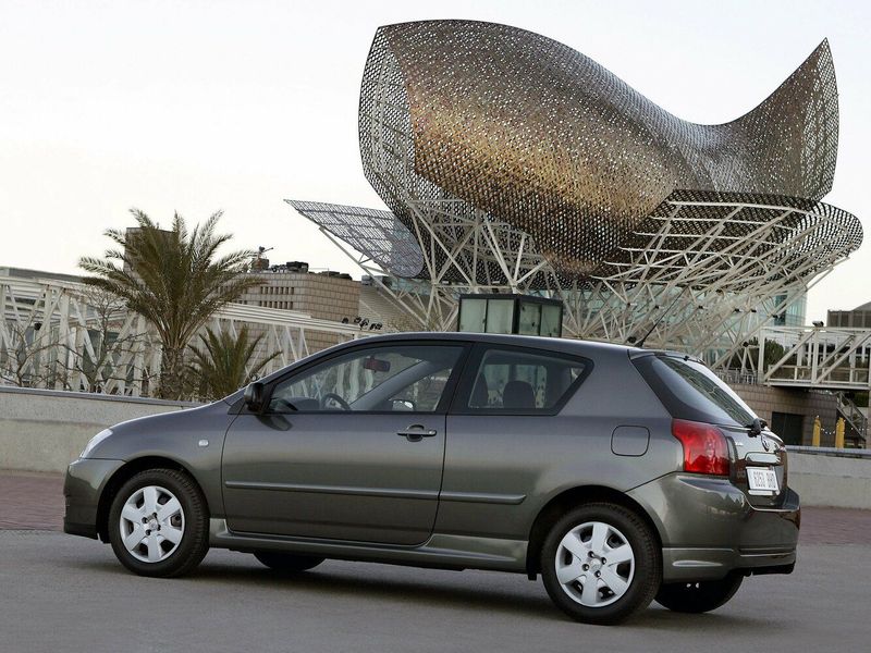 Toyota Corolla عملية فيس ليفت IX (E120، E130)، هاتشباك 3 أبواب — منظر خلفي أيمن