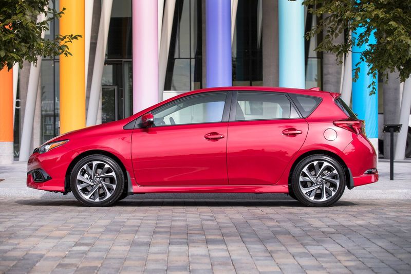 Toyota Corolla XI (E160, E170, E170, E180) فيس ليفت 1، هاتشباك 5 أبواب — منظر من الجانب الأيسر