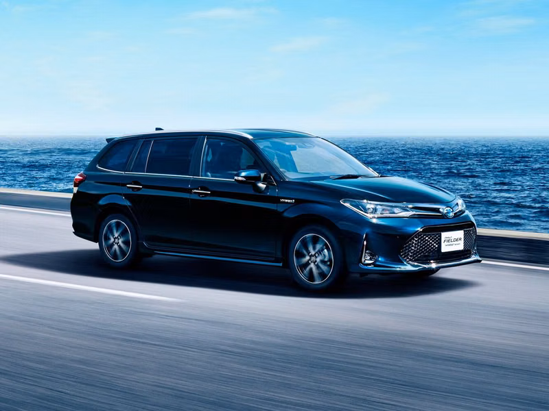 Toyota Corolla عملية فيس ليفت XI (E160، E170) 2، واجون 5 أبواب Fielder — منظر أمامي بزاوية ثلاثة أرباع
