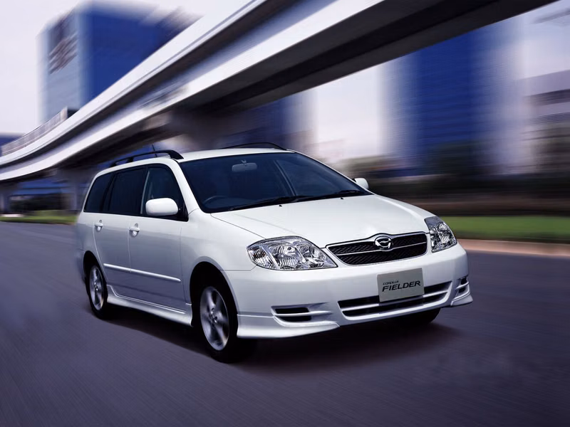 Toyota Corolla ix (e120، e130)، واجون 5 أبواب Fielder — منظر أمامي أيمن