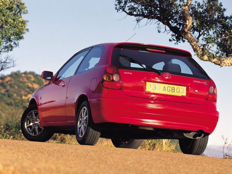 Toyota Corolla ثامناً (E110)، هاتشباك 3 أبواب — منظر خلفي أيسر