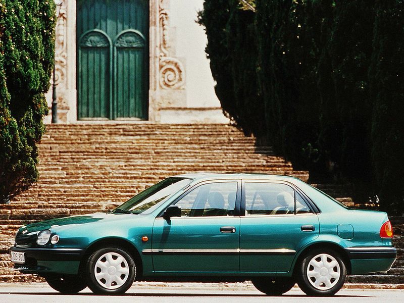 Toyota Corolla ثامناً (E110)، سيدان — منظر من الجانب الأيسر