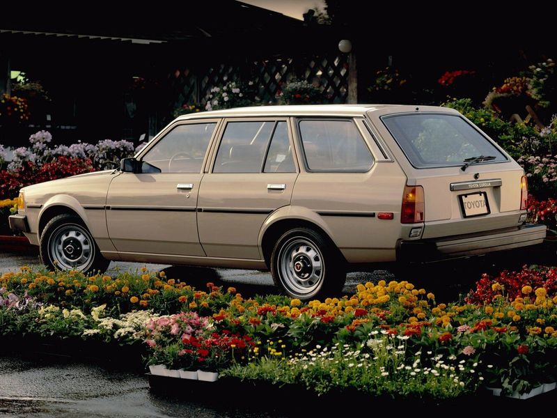 Toyota Corolla IV (E70)، واجون 5 أبواب — منظر خلفي أيسر