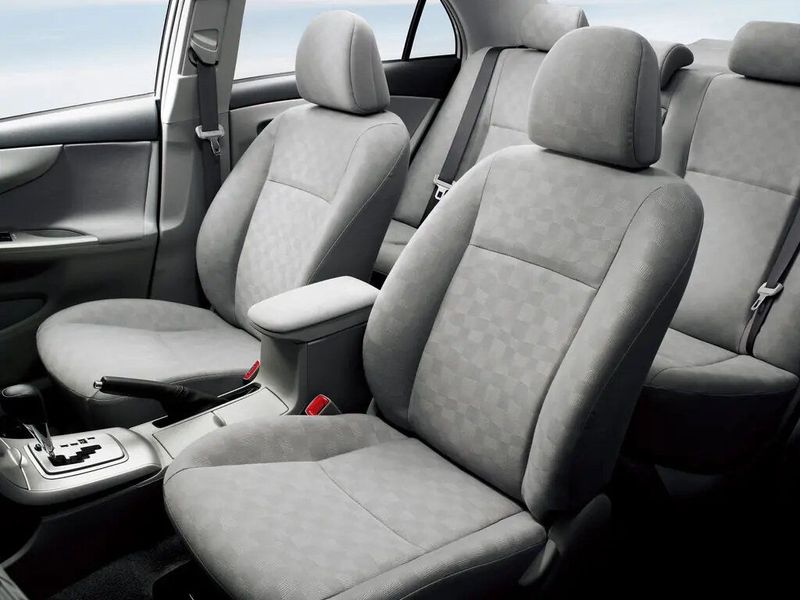 Toyota Corolla فيس ليفت X (E140، E150)، سيدان Axio — المقاعد الأمامية