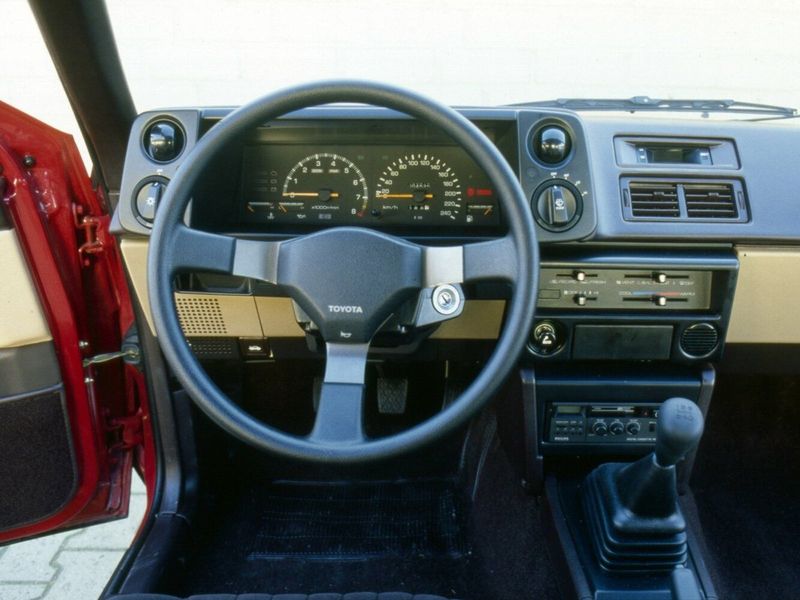 Toyota Corolla V (E80)، هاتشباك 3 أبواب FX — منطقة السائق