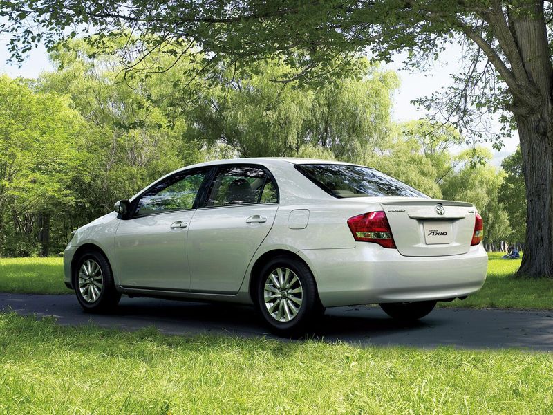 Toyota Corolla فيس ليفت X (E140، E150)، سيدان Axio — منظر خلفي بزاوية ثلاثة أرباع