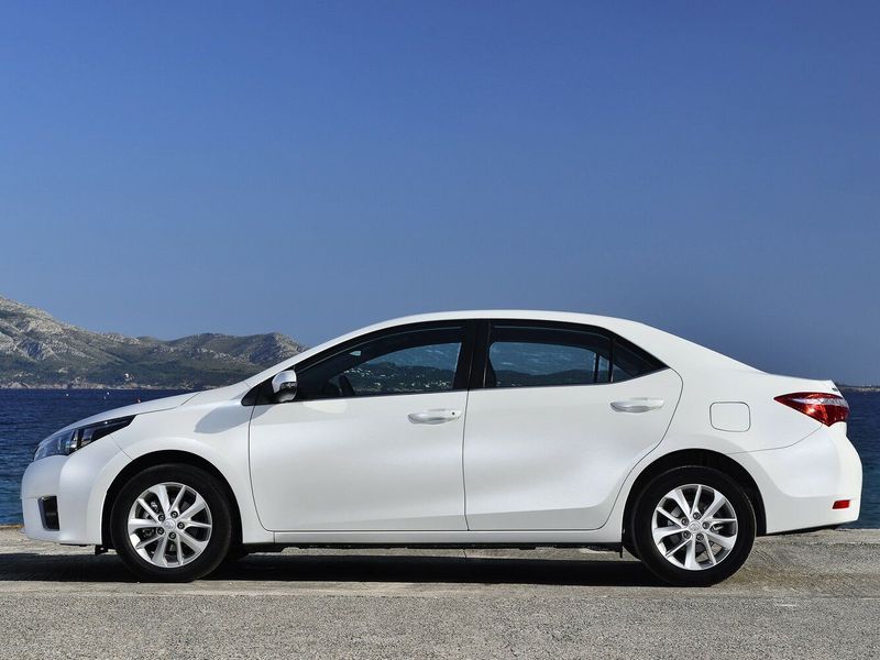 Toyota Corolla XI (E160، E170، E180)، سيدان — منظر من الجانب الأيسر