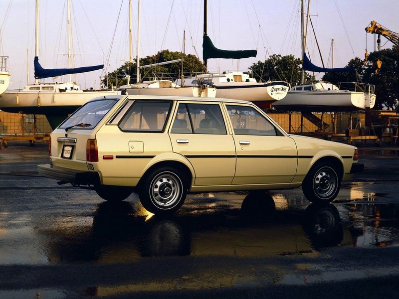 Toyota Corolla IV (E70)، واجون 5 أبواب — منظر خلفي أيسر