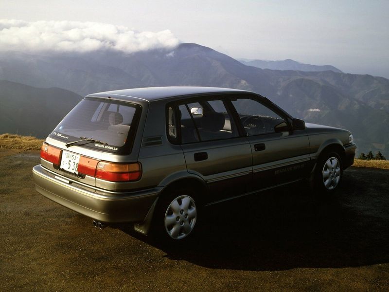 Toyota Corolla السادس (E90)، هاتشباك 5 أبواب — منظر خلفي أيمن