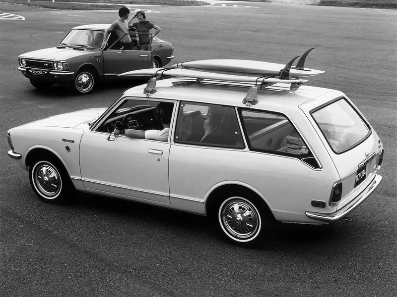 Toyota Corolla ii (E20)، واجون 3 أبواب — منظر خلفي بزاوية ثلاثة أرباع