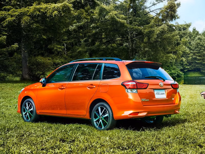Toyota Corolla عملية فيس ليفت XI (E160، E170) 2، واجون 5 أبواب Fielder — منظر خلفي بزاوية ثلاثة أرباع