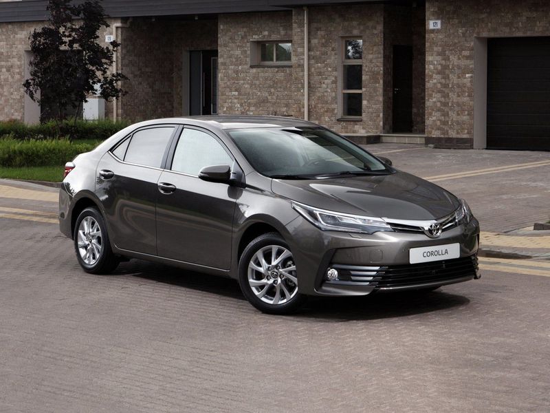 Toyota Corolla XI (E160, E170, E170, E180) فيس ليفت 1، سيدان — منظر أمامي أيمن