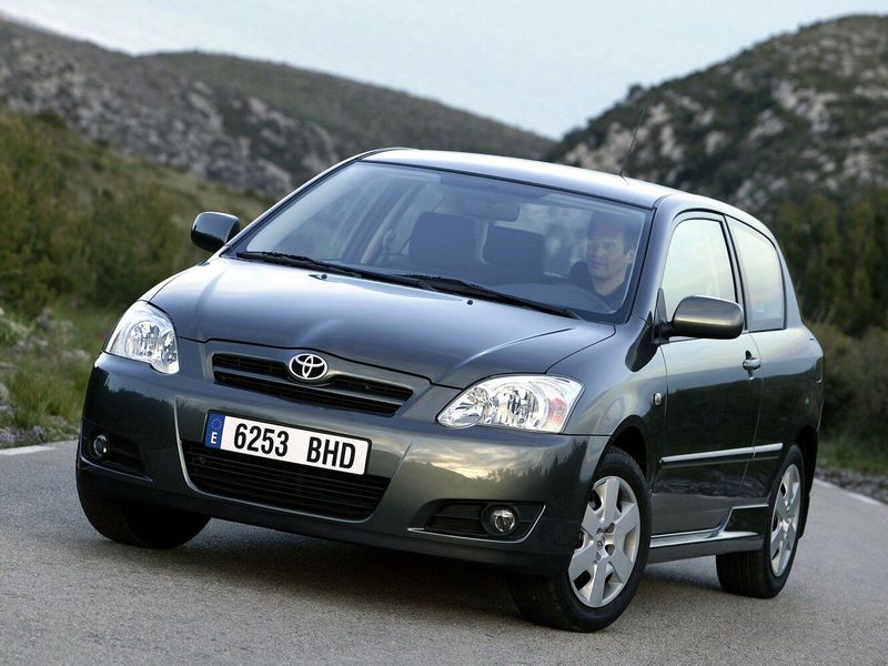 Toyota Corolla عملية فيس ليفت IX (E120، E130)، هاتشباك 3 أبواب — منظر أمامي أيمن