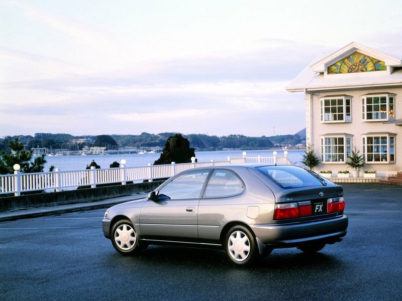 Toyota Corolla سابعاً (E100)، هاتشباك 3 أبواب — منظر خلفي أيمن