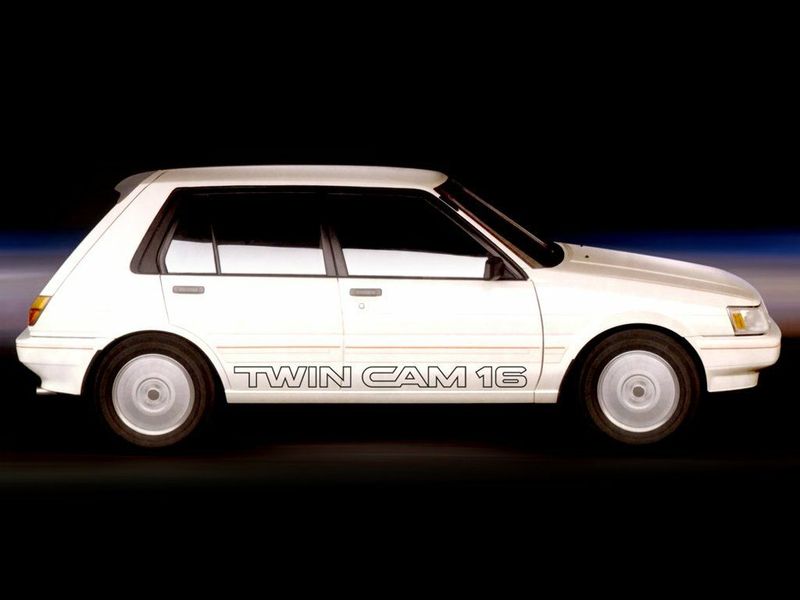 Toyota Corolla V (E80)، هاتشباك 5 أبواب — منظر من الجانب الأيسر