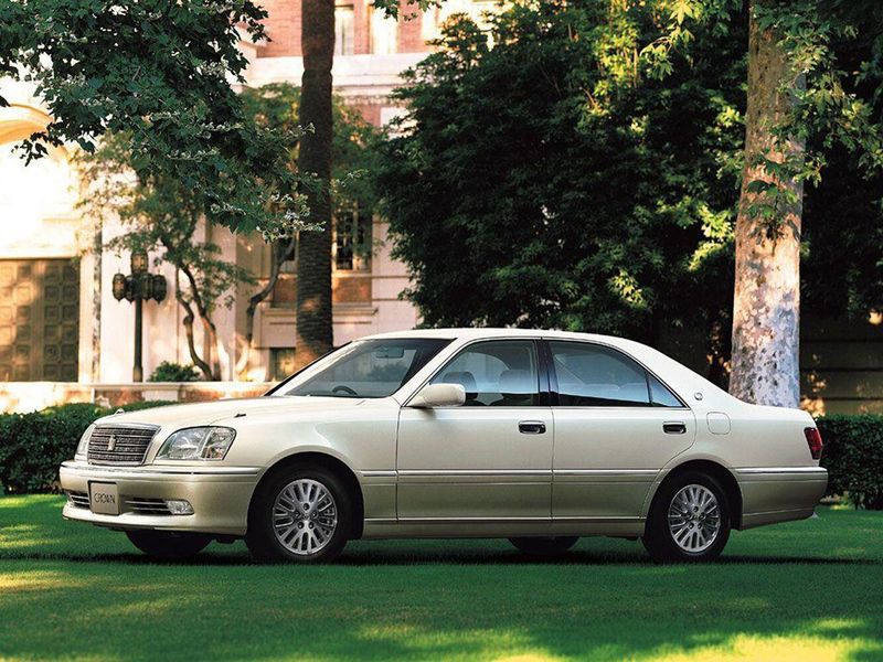 Toyota Crown XI (S170), Седан — вид спереди слева