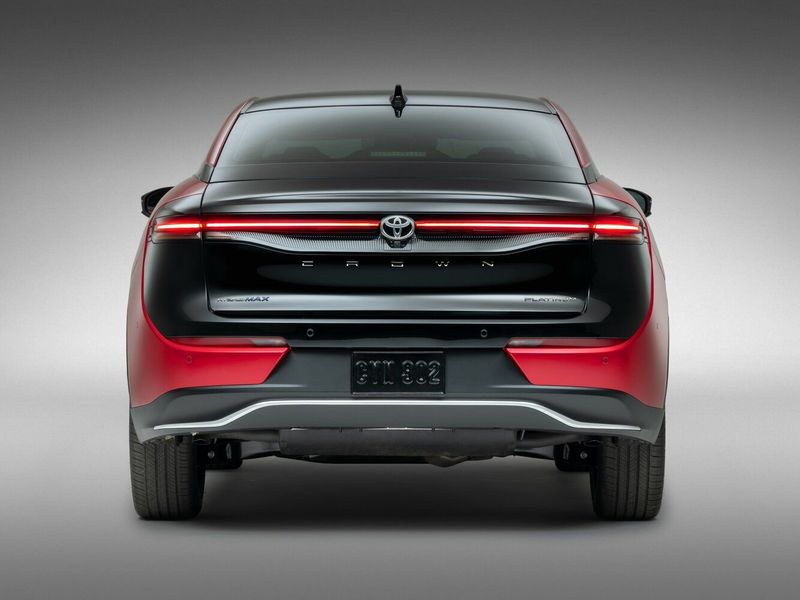 Toyota Crown XVI (S230), Фастбэк Crossover — вид сзади
