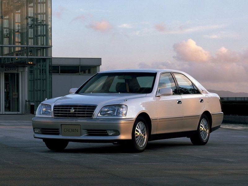 Toyota Crown XI (S170), Седан — вид спереди справа