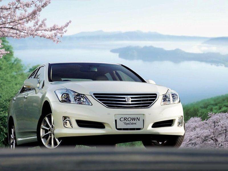 Toyota Crown XIII (S200), Седан — вид спереди слева