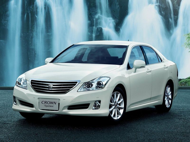 Toyota Crown XIII (S200), Седан — вид спереди справа