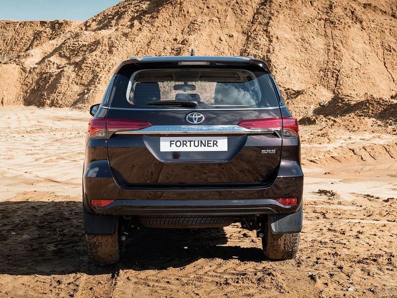 Toyota Fortuner ثانياً، دفع رباعي 5 أبواب — منظر خلفي