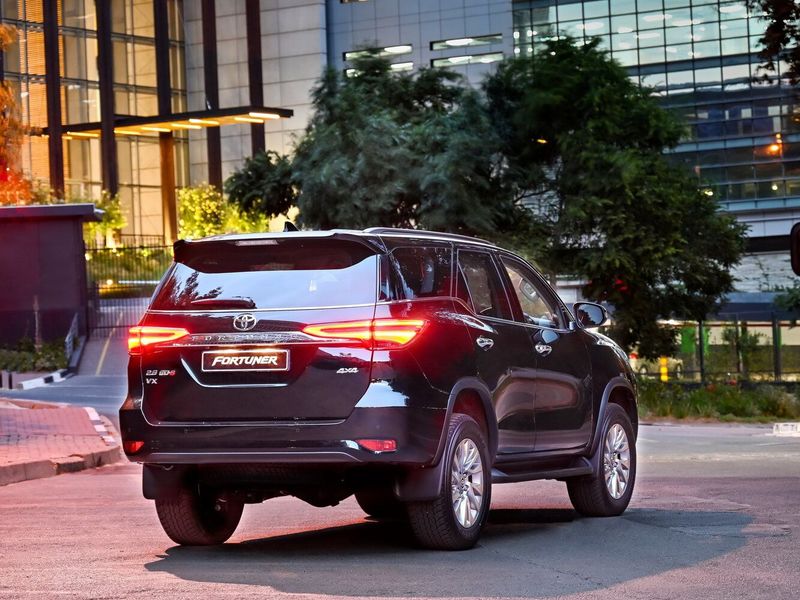 Toyota Fortuner فيس ليفت الثاني، دفع رباعي 5 أبواب — منظر خلفي أيمن
