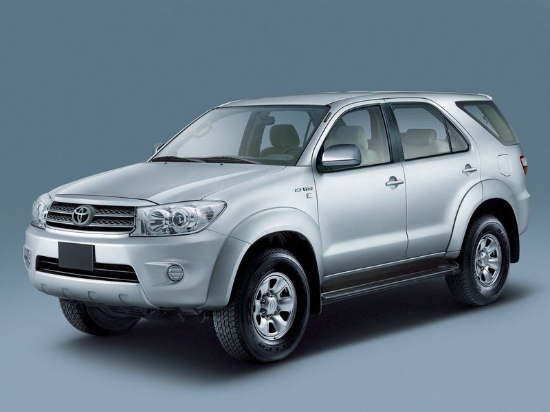 Toyota Fortuner أنا فيس ليفت، دفع رباعي 5 أبواب — منظر أمامي بزاوية ثلاثة أرباع