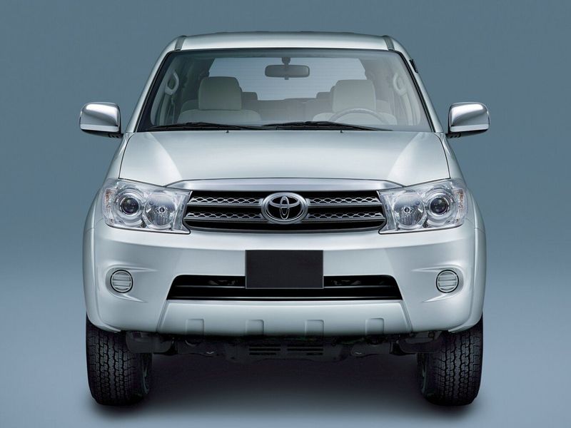 Toyota Fortuner أنا فيس ليفت، دفع رباعي 5 أبواب — منظر أمامي