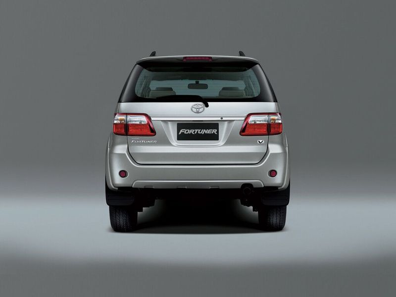 Toyota Fortuner أنا فيس ليفت، دفع رباعي 5 أبواب — منظر خلفي