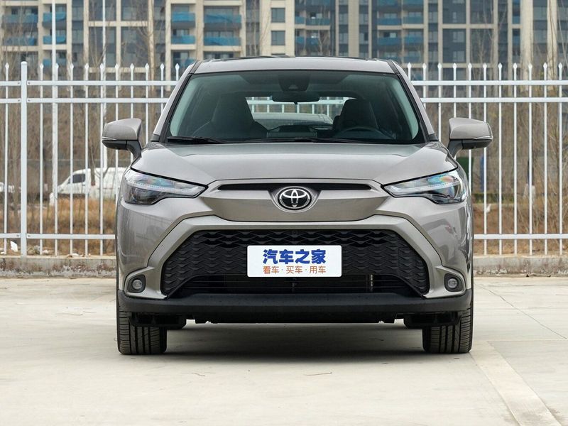 Toyota Frontlander، دفع رباعي 5 أبواب — منظر أمامي