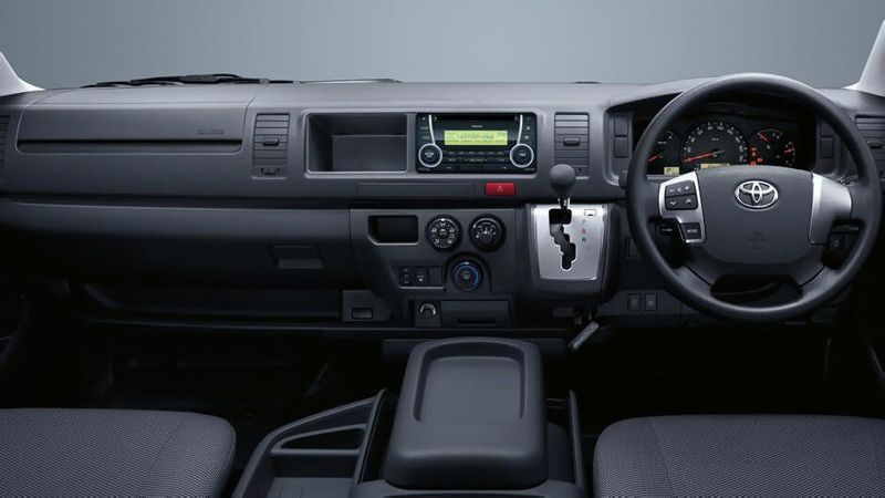 Toyota HiAce H200، فان — لوحة القيادة