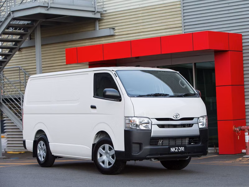 Toyota HiAce عملية فيس ليفت H200، فان — منظر أمامي بزاوية ثلاثة أرباع