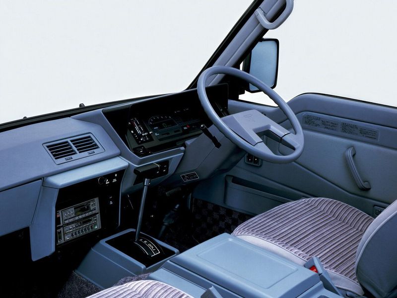Toyota HiAce H50 H50 H60 H70، ميني فان — منطقة السائق